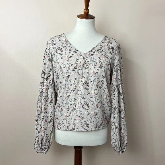 Tied back romantic blouse - Picture 3 of 8